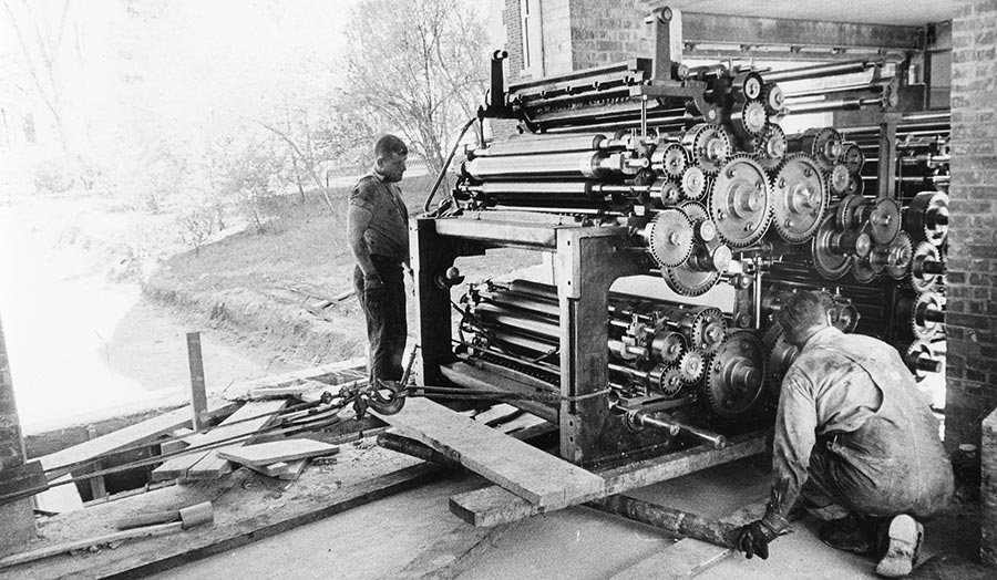 Moving Missourian printing presses, 1961, courtesy of University Archives (C:11/15/1 Box 3 FF 11), University of Missouri at Columbia.