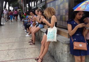 Cubans in Havana connecting to the Internet. Photo courtesy 14ymedio.