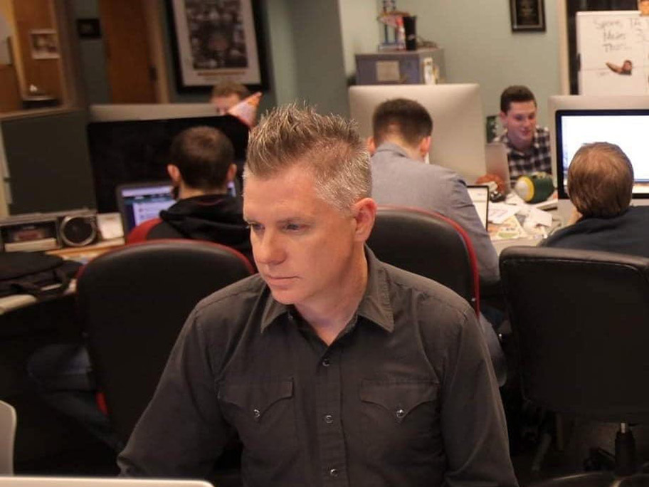 Pete Bland working in the Missourian newsroom. Photo: Brian Kratzer