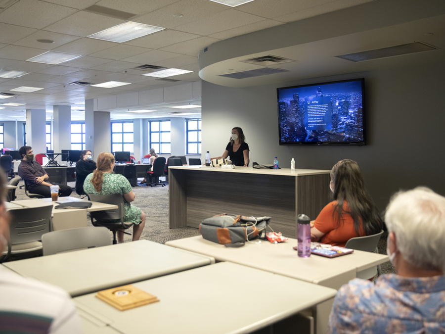 Reynolds Journalism Institute fellow Kate Abbey-Lambertz speaks to Columbia Missourian students Friday, Aug 27, 2021, in Columbia, Missouri. Photo: Erin Hooley