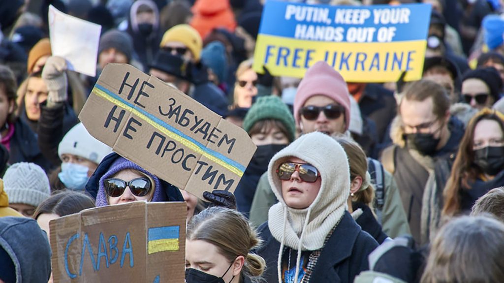 Crowd protesting Russian invasion of Ukraine. Photo: rajatonvimma /// VJ Group Random Doctors | Flickr | Creative Commons