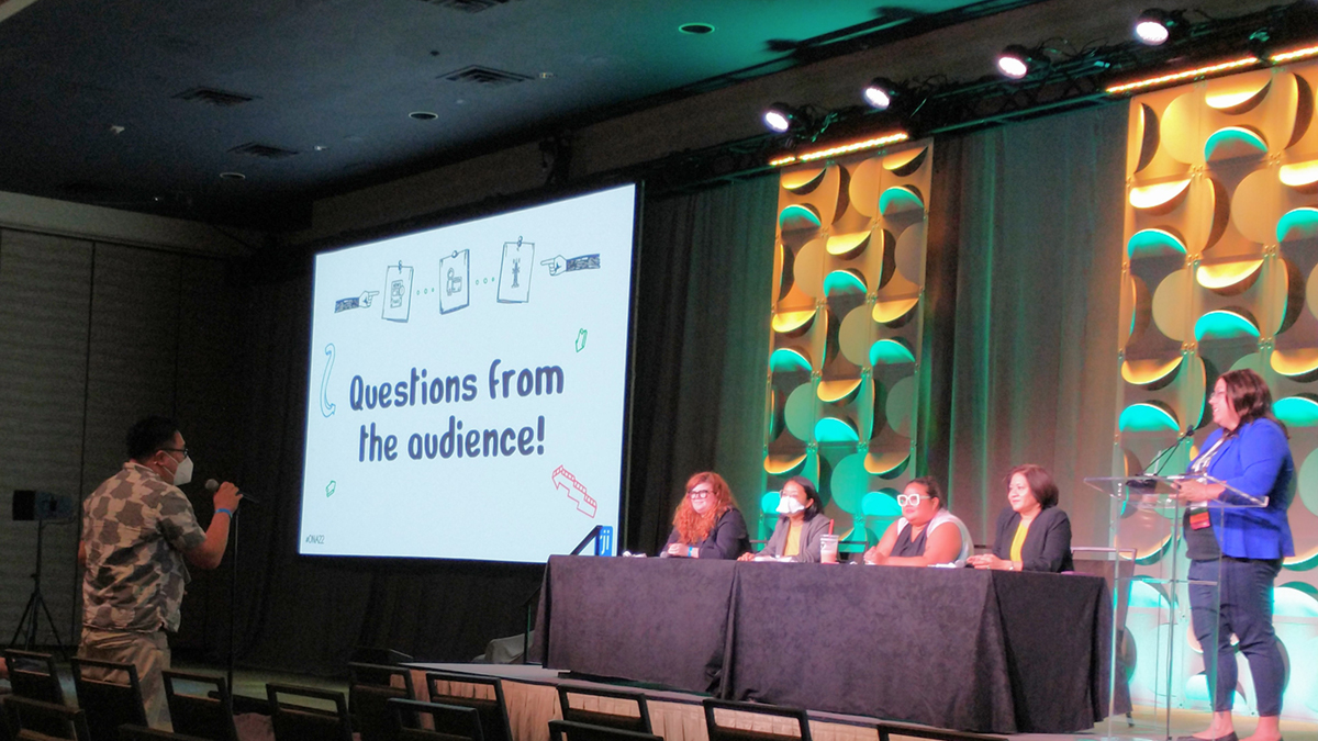 An attendee (L) asks questions of former RJI fellows (L-R) Hannah Wise, Sisi Wei, Emma Carew Grovum and Yukari Kane at a panel moderated by RJI Director of Innovation Kat Duncan (R).