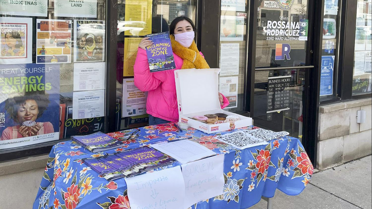 Borderless Magazine Field Canvasser Leslie Hurtado tabling outside of Alderman Rossana Rodriguez’s office in Chicago. Photo: Diane Bou Khalil | Borderless Magazine