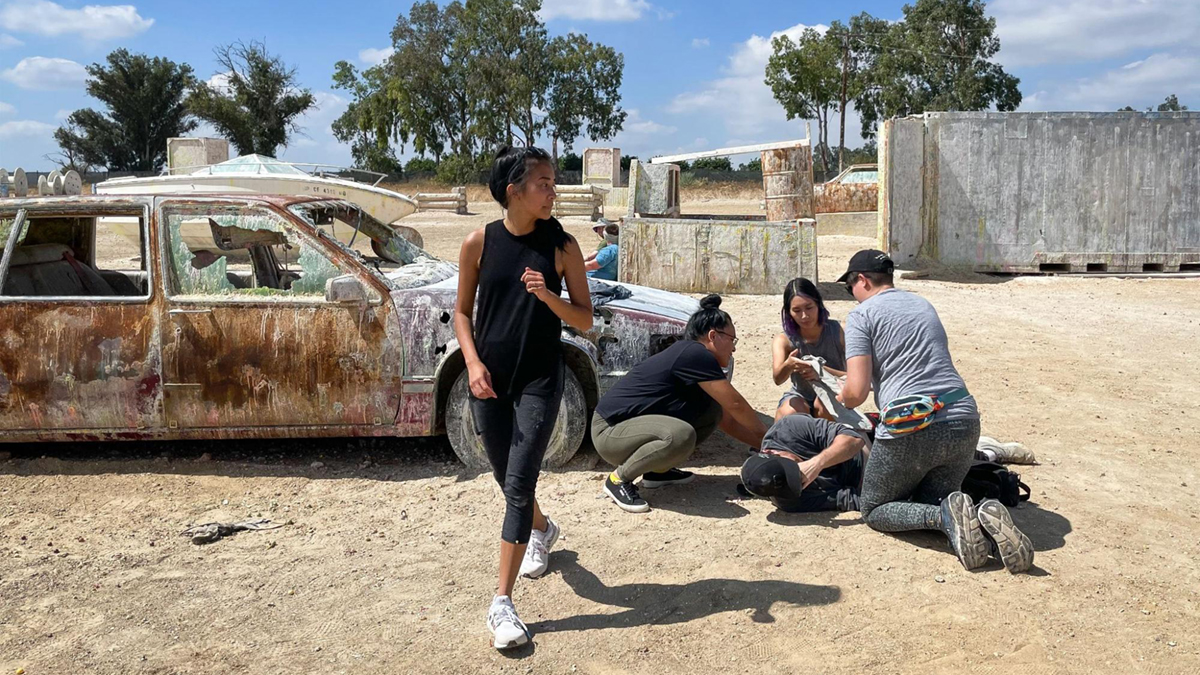 Security training facilitator Rosem Morton leads a first aid scenario during a Sept. 2022 HEFAT offered by IWMF in Los Angeles whose participants were primarily women and nonbinary journalists of color. Photo: Tara Pixley
