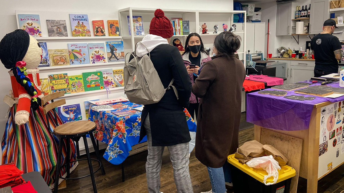 Borderless Magazine Field Canvasser Angie Lopez speaks to community members in Chicago on April 17, 2022. Photo: Michelle Kanaar | Borderless Magazine