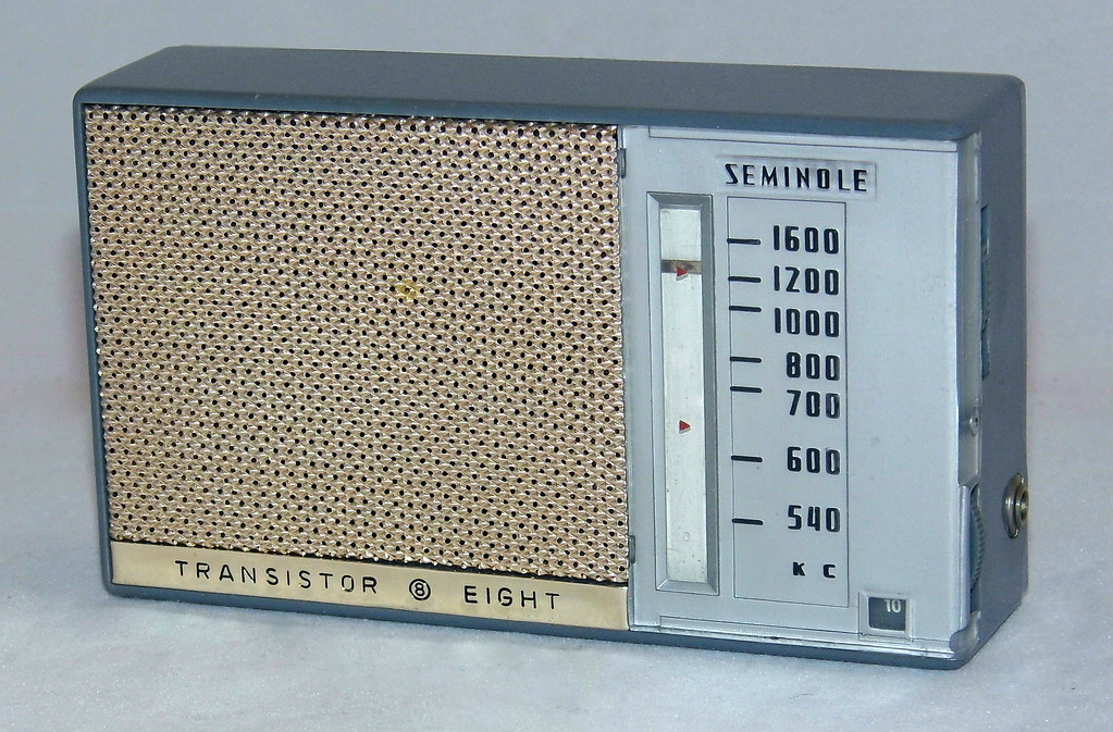 An old radio shows the AM band from 540 to 1600 kilohertz. Photo: Joe Haupt