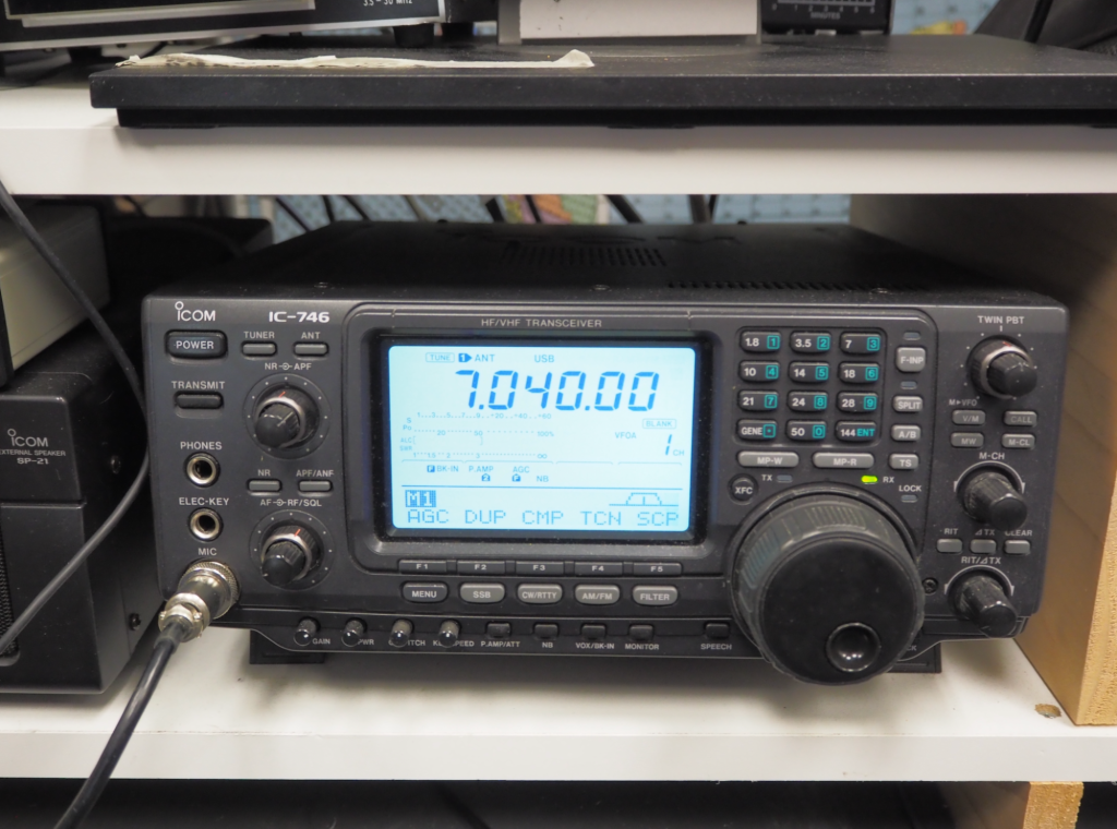 A ICOM radio transceiver IC-746. Used models can be bought for between $600 and $900. Photo: María Arce