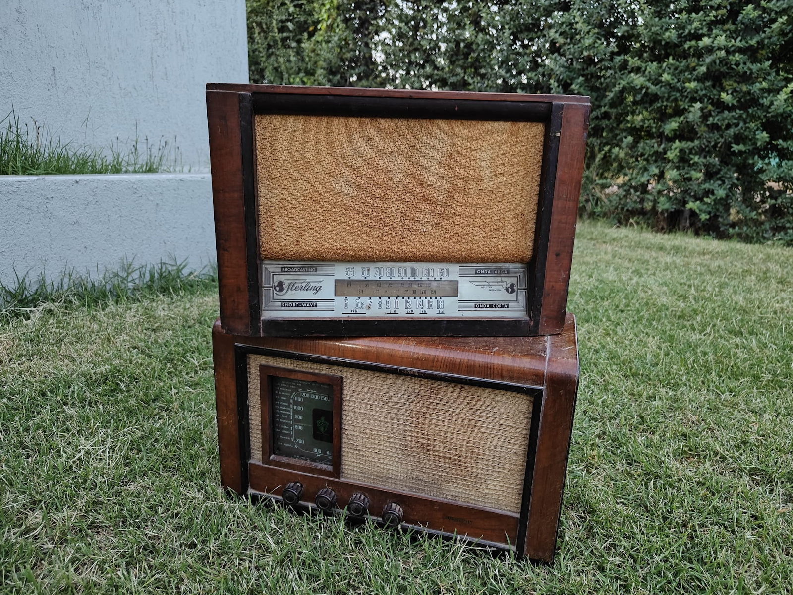 Old-wave radios used around 1940. Photo: María Arce.  
