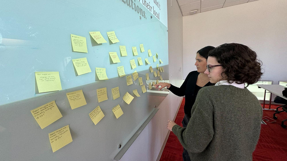 Feli Carrique, Executive Director of the News Product Alliance, and Sydney Lewis, then-senior at the University of Missouri School of Journalism, lead an ideation exercise and training to Mizzou students as part of a partnership between the Reynolds Journalism Institute and NPA.