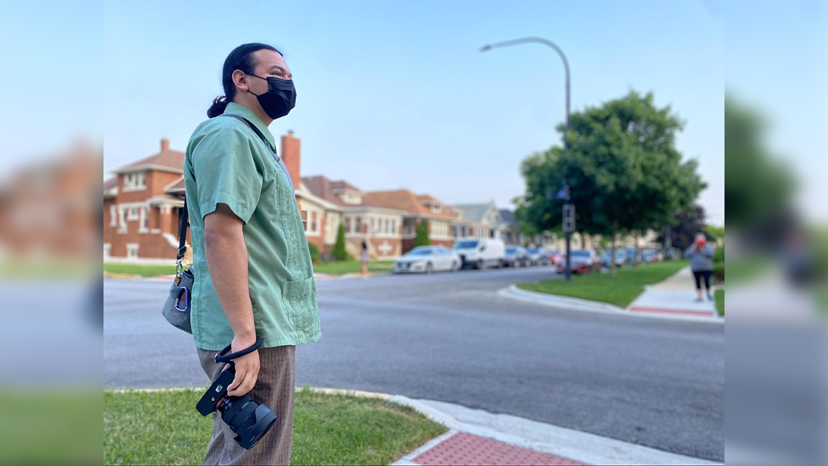 Efrain Soriano makes photos during Cicero Independiente’s photojournalism fellowship Aug. 4, 2022, in Cicero, Ill. Photo: April Alonso | Cicero Independiente