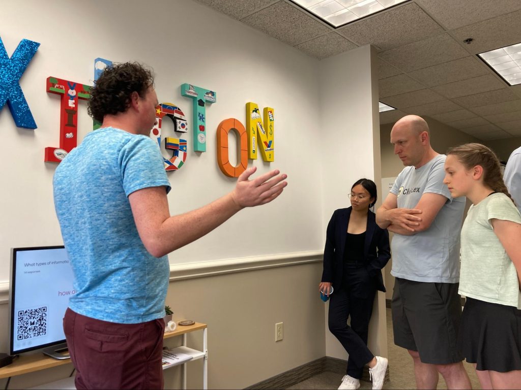 Adrian Paul Bryant, civic information specialist at CivicLex, left, walks attendees through an exercise where they use the tool Mentimeter to share the types of stories they wanted to see. Photo: Emily Lytle