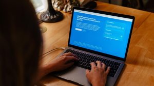 Person using a laptop looking at VERDAD.