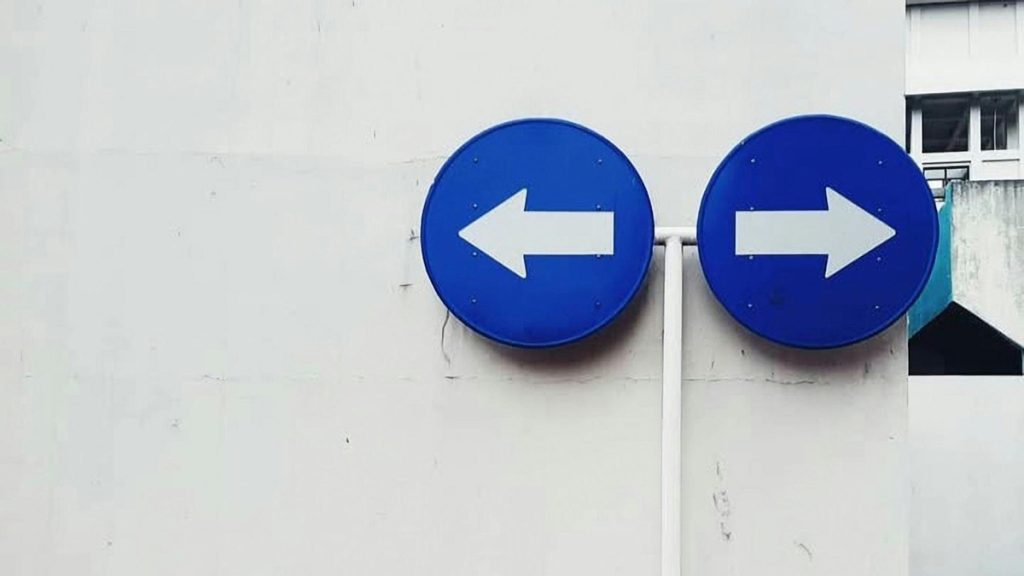 Sign with arrows pointing left and right.