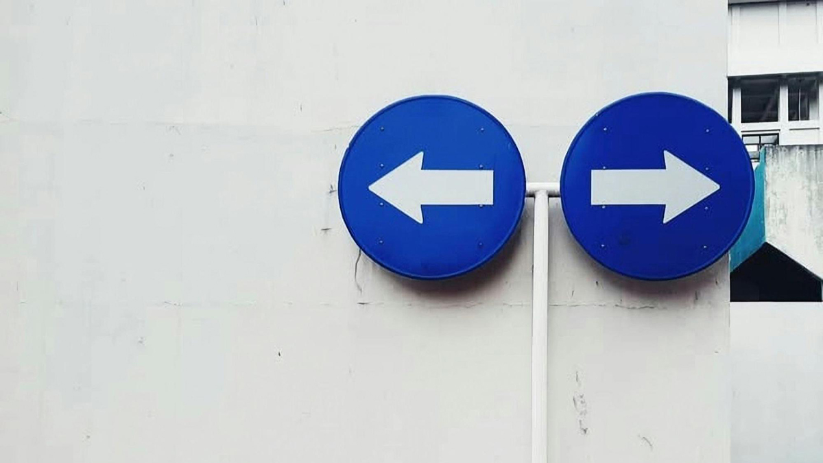 Sign with arrows pointing left and right.