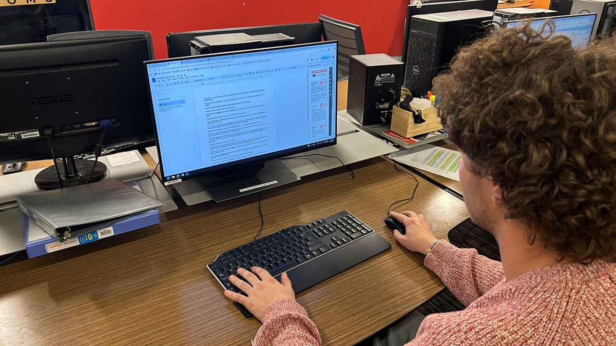 Camden Buehler, a Mizzou journalism student, uses Stylebot while editing digital stories for KOMU’s website. Buehler said he uses Stylebot at the beginning of his editing process to flag any possible errors. Photo: Jacob Richey