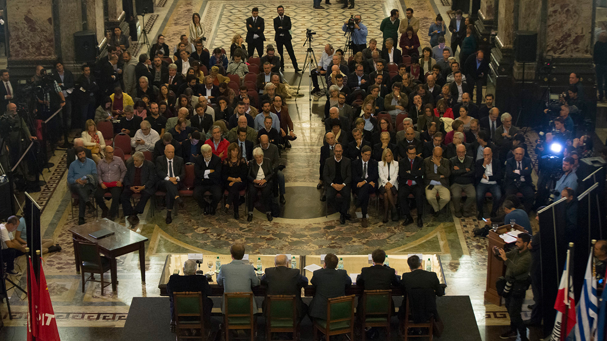 In the Hall of the Lost Steps in the Legislative Palace, the leaders of the six Uruguayan political parties signed the Ethical Pact against disinformation April 26, 2019. Photo courtesy of: Departamento de Fotografía del Parlamento del Uruguay.