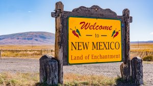 Sign in the desert that says "Welcome to New Mexico, Land of Enchantment"